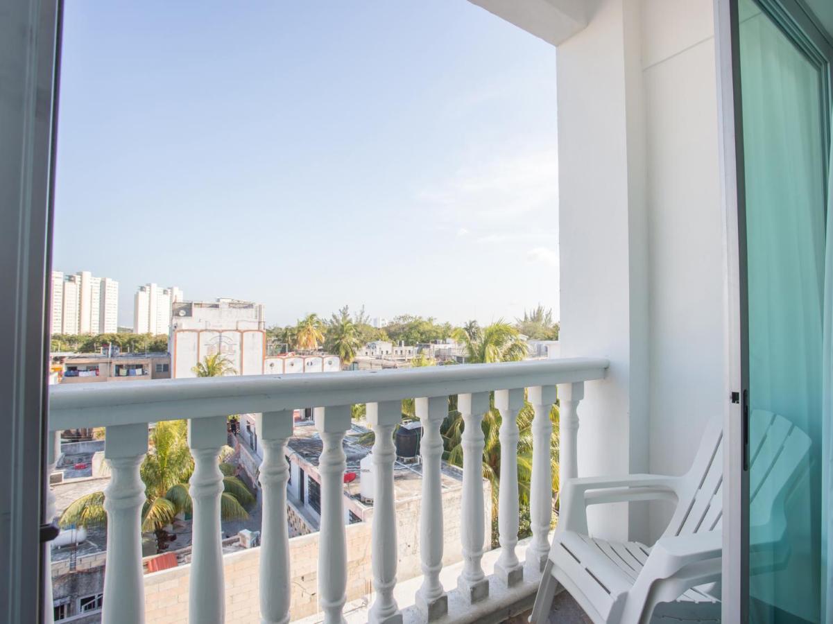 Capital O Cancun Ocean View, קנקון מראה חיצוני תמונה Balcony of a hotel room